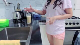 Дикую Сексуальную Пинай Трахает И Трахает Ее Водитель За Обеденным Столом порно